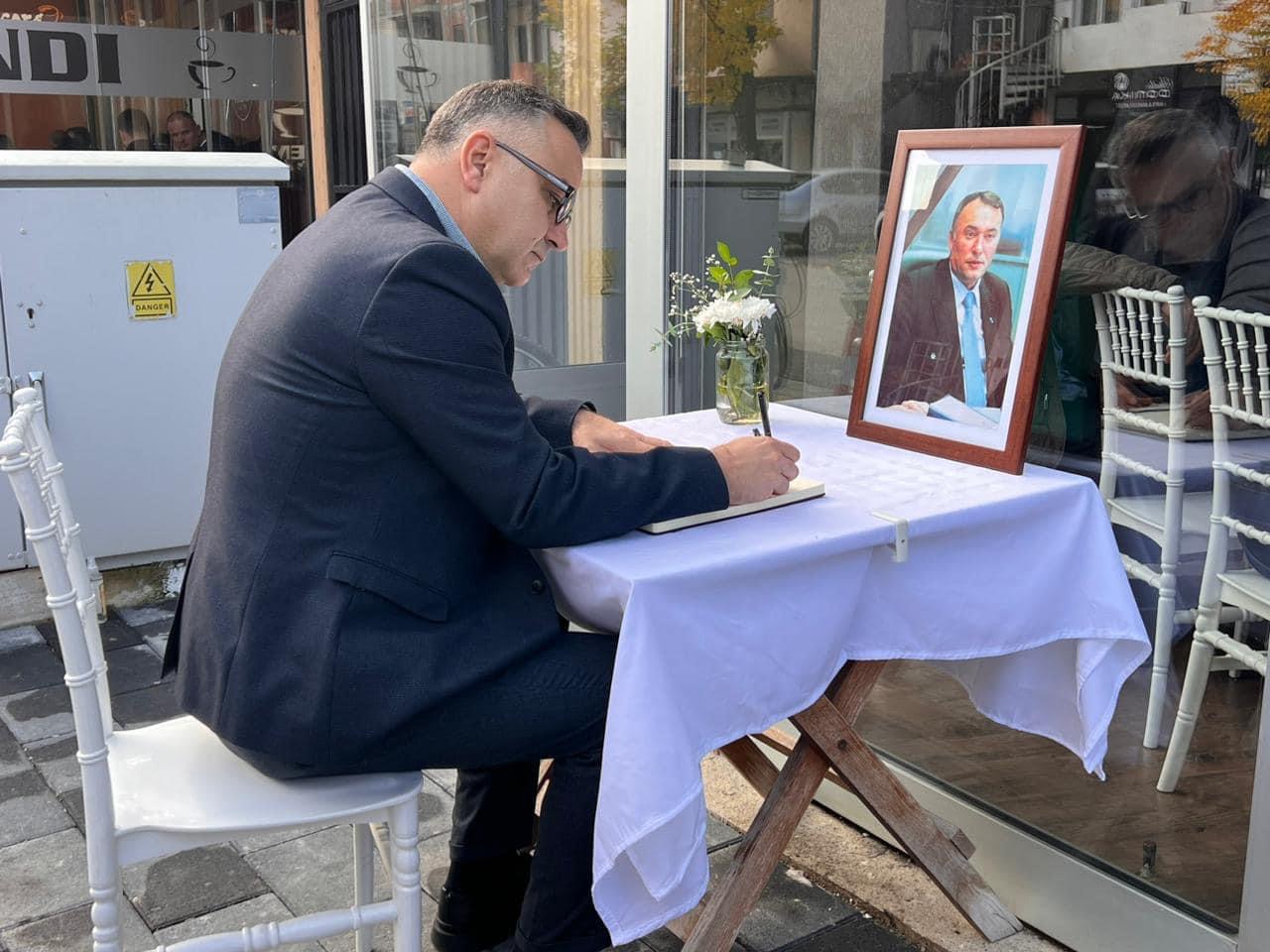 Besnik Tahiri shpreh ngushëllime për ndarjen nga jeta të Nazmi Halimit