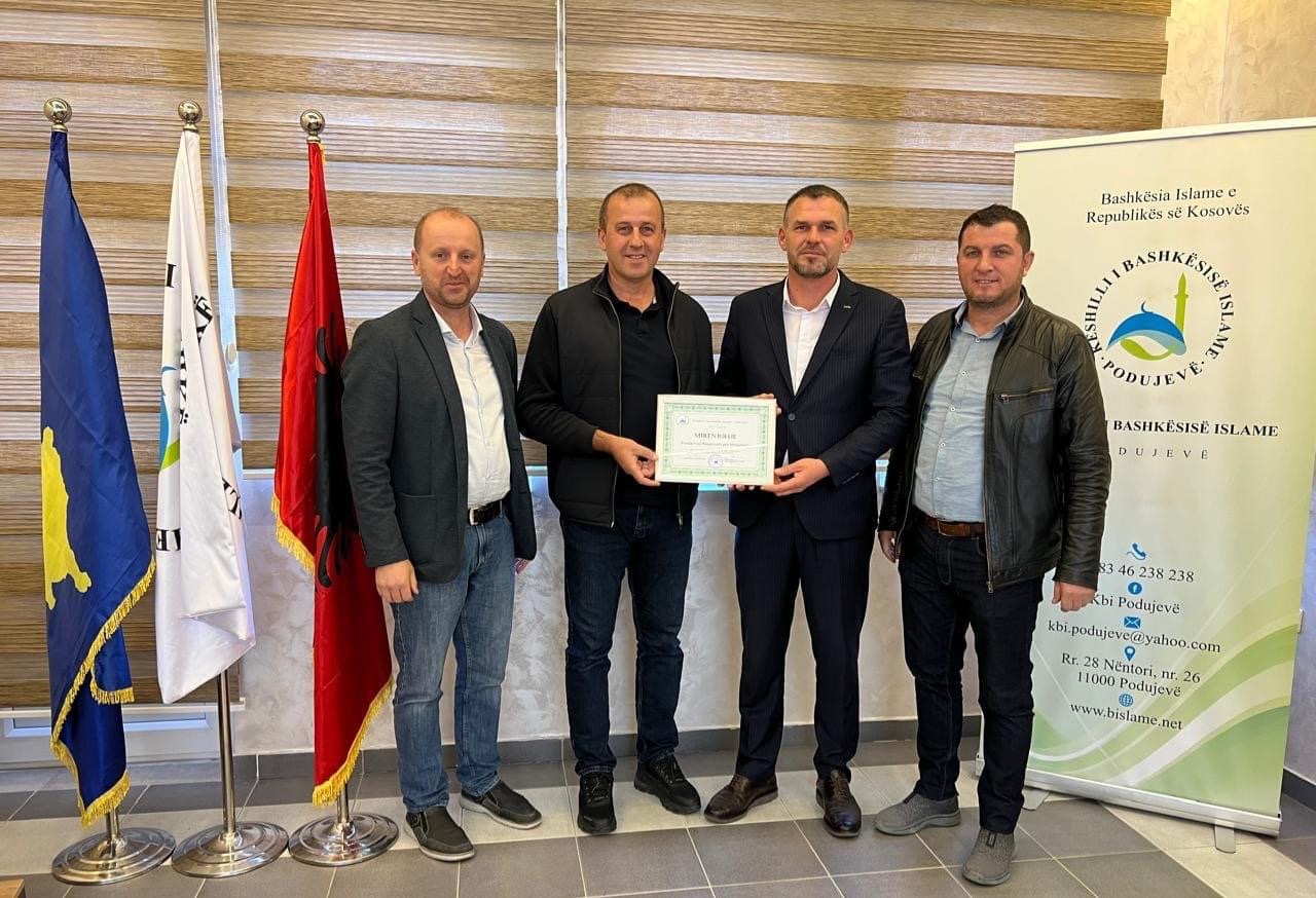 Fondacioni “Shqiptarët për Shqiptarët” dhuron automjet për Këshillin e Bashkësisë Islame-Podujevë
