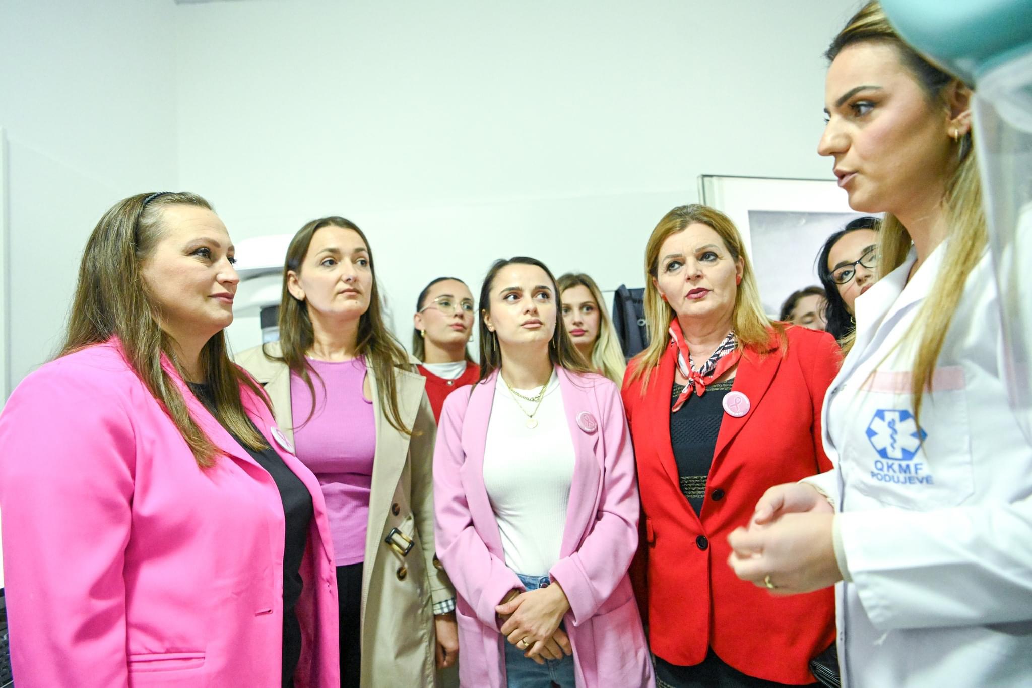 Kryetarja e GVV-së në Podujevë viziton repartin e radiologjisë në QKMF për ndërgjegjësimin ndaj kancerit të gjirit