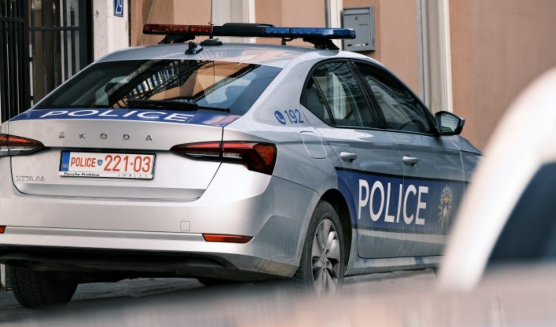 Djali dyshohet se vodhi armën zyrtare të vëllait dhe u largua nga shtëpia – gjenden disa letra që la