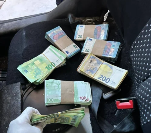 Ndalohet vetura në Merdarë, policia ua gjeti tre burrave 75 mijë euro të padeklaruara