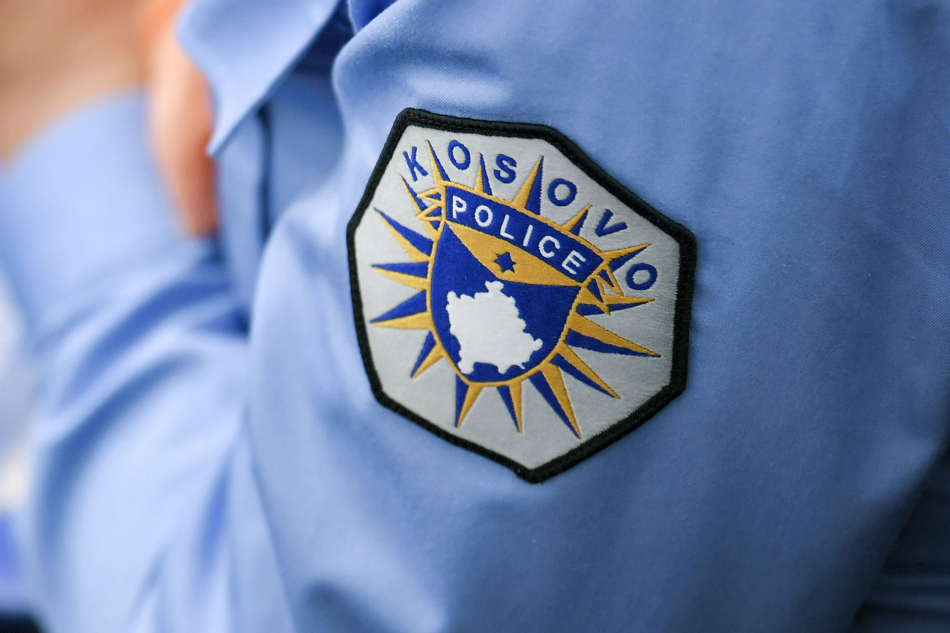 Policia gjen furgonë të braktisur me mall të kontrabanduar