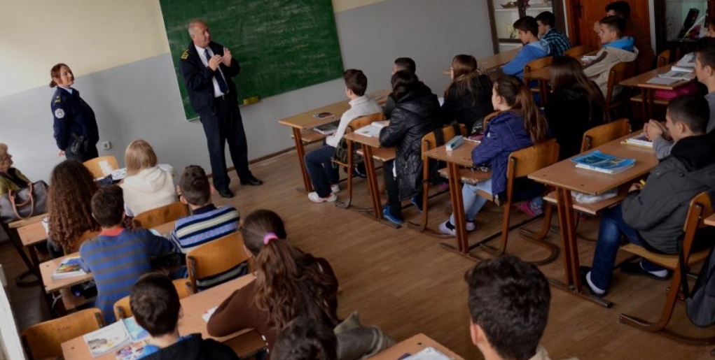 Shqetësuese: Sfida e rrezikshme e TikTokut shfaqet edhe tek nxënësit në Kamenicë, 15 provuan të ngulfaten