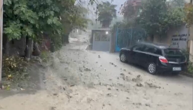 Vlora “noton” në ujë/ Shtëpi dhe biznese të përmbytura, 33 familje në qiell të hapur. Banorët kalojnë natën në konvikt (VIDEO)