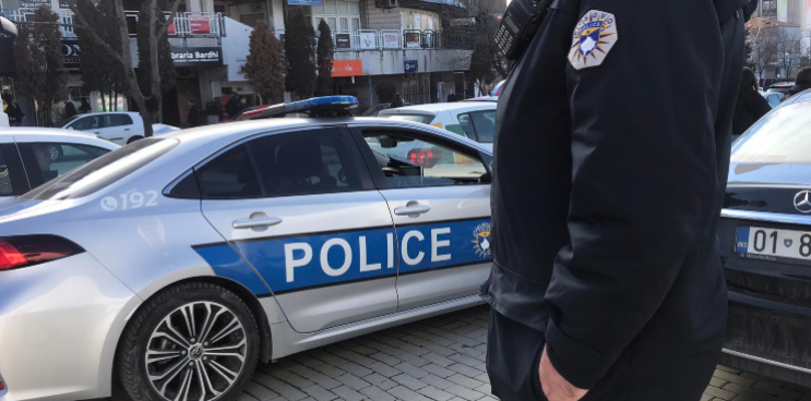 Vidhen dy vetura në Pejë