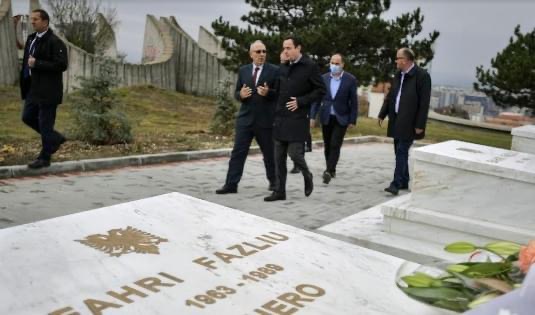 Kurti bën homazhe sot në nderim të 35-vjetorit të rënies së dëshmorëve Afrim Zhitia e Fahri Fazliu