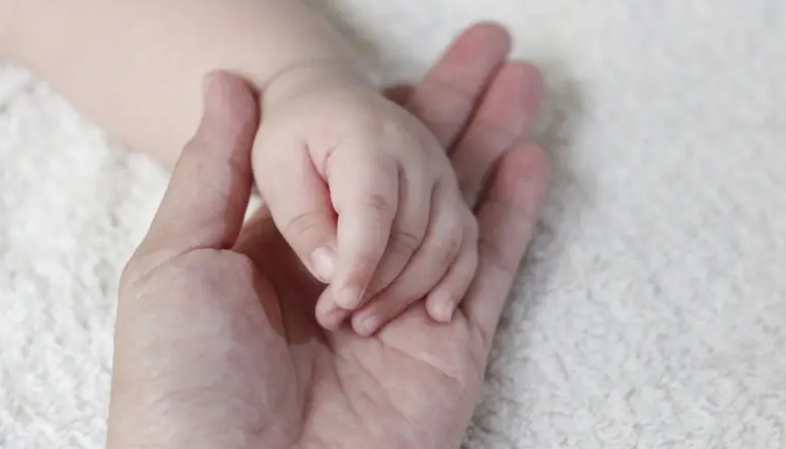 Humb jetën foshnja e porsalindur në Gjinekologji, familja kërkon ndihmën e Policisë