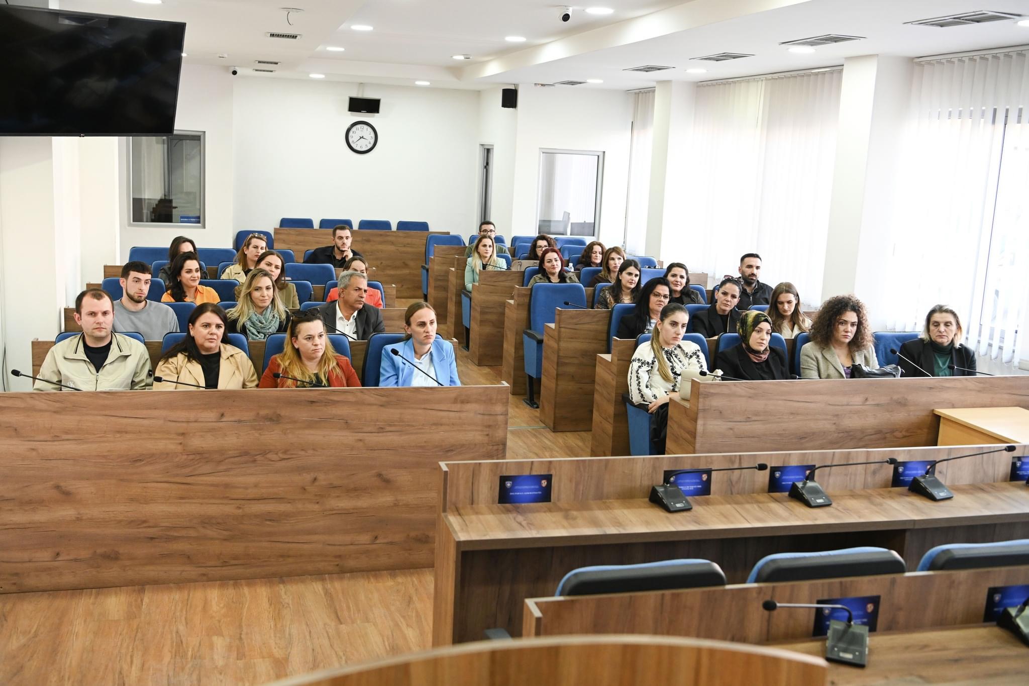 Drejtori Fetahu zhvilloi takim me bashkëpunëtorët profesional të shkollës