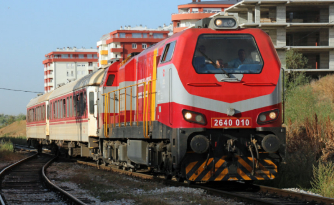 I riu tenton të kryej vetëvrasje – drejtuesi i trenit ia shpëton jetën