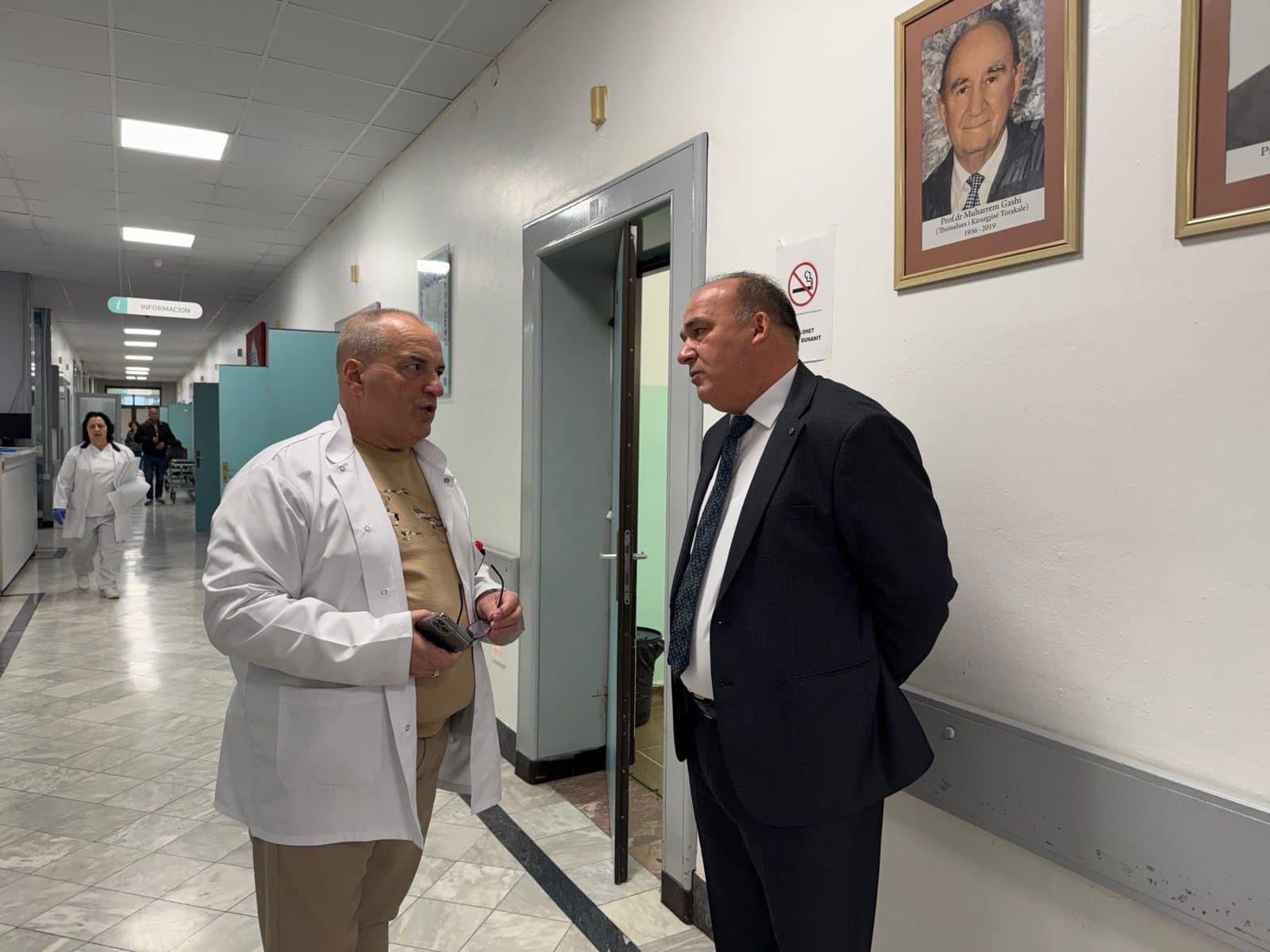 Kryetari Shpejtim Bulliqi viziton të lënduarën 12-vjeçare nga Podujeva pas ngjarjes tragjike në Ferizaj