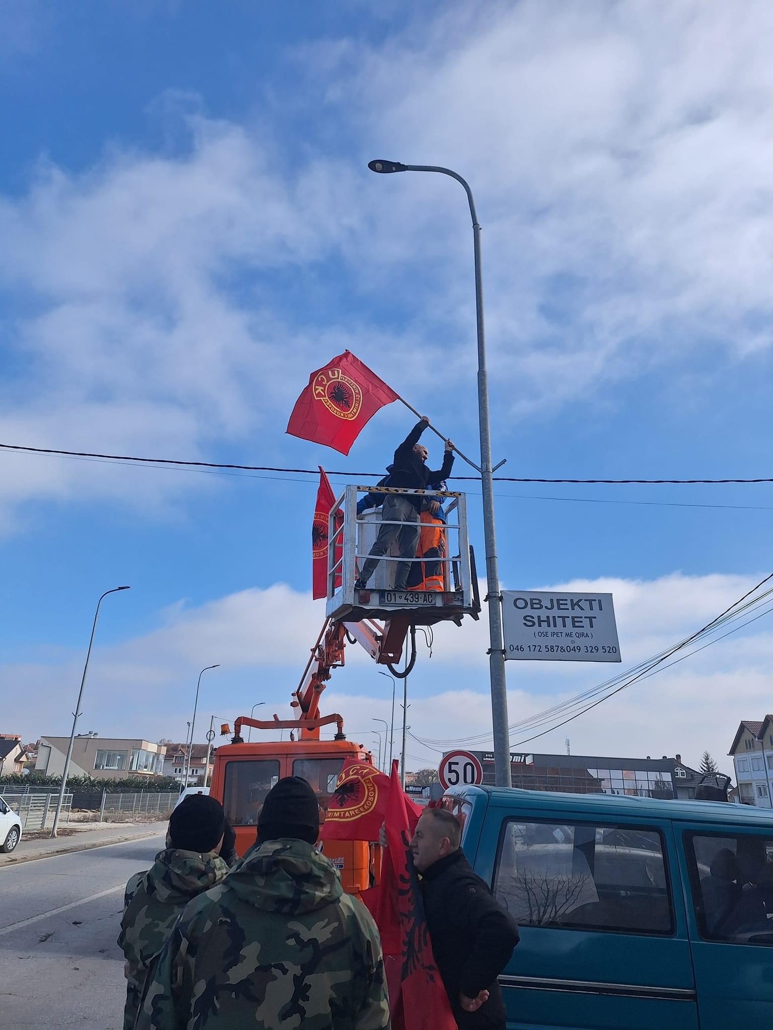 444 flamuj kombëtar dhe të UÇK-së u vendosën nga Podujeva në Merdare