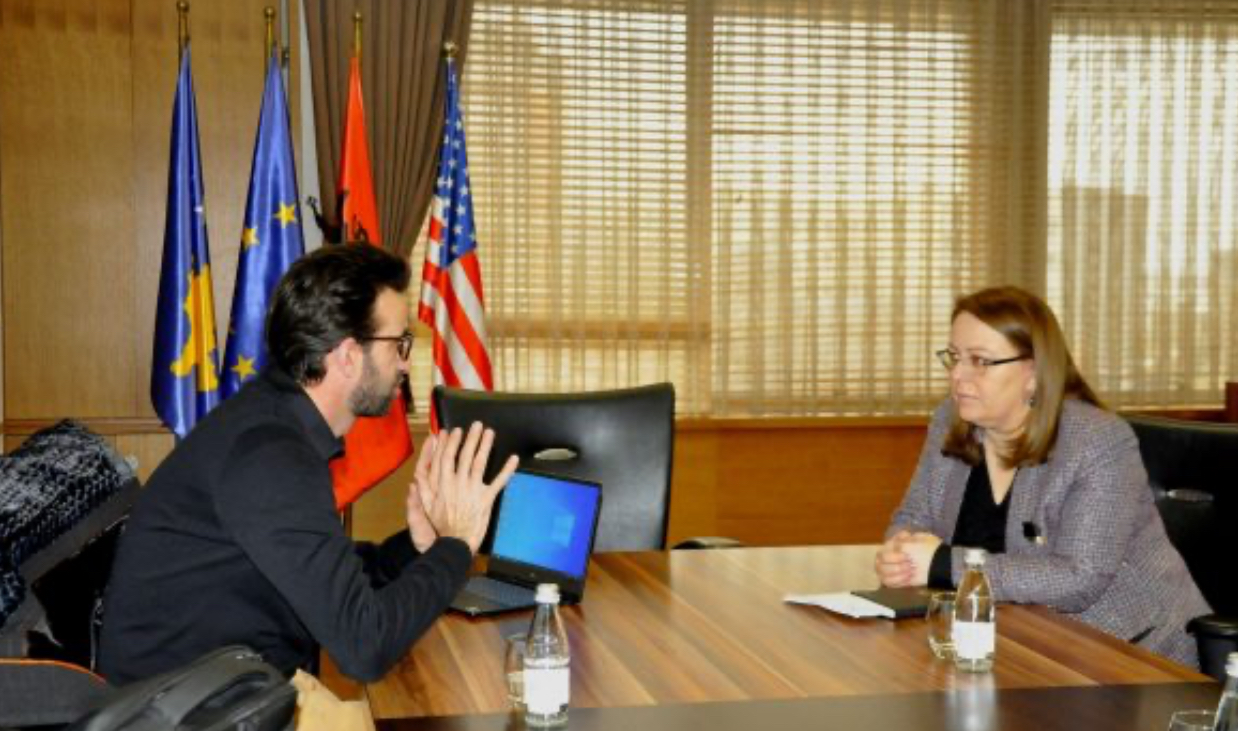 Ish-zëvendësministri i Arsimit nga VV-ja i del në mbrojtje Hykmete Bajramit për projektin e digjitalizimit: Ajo e ka denoncuar