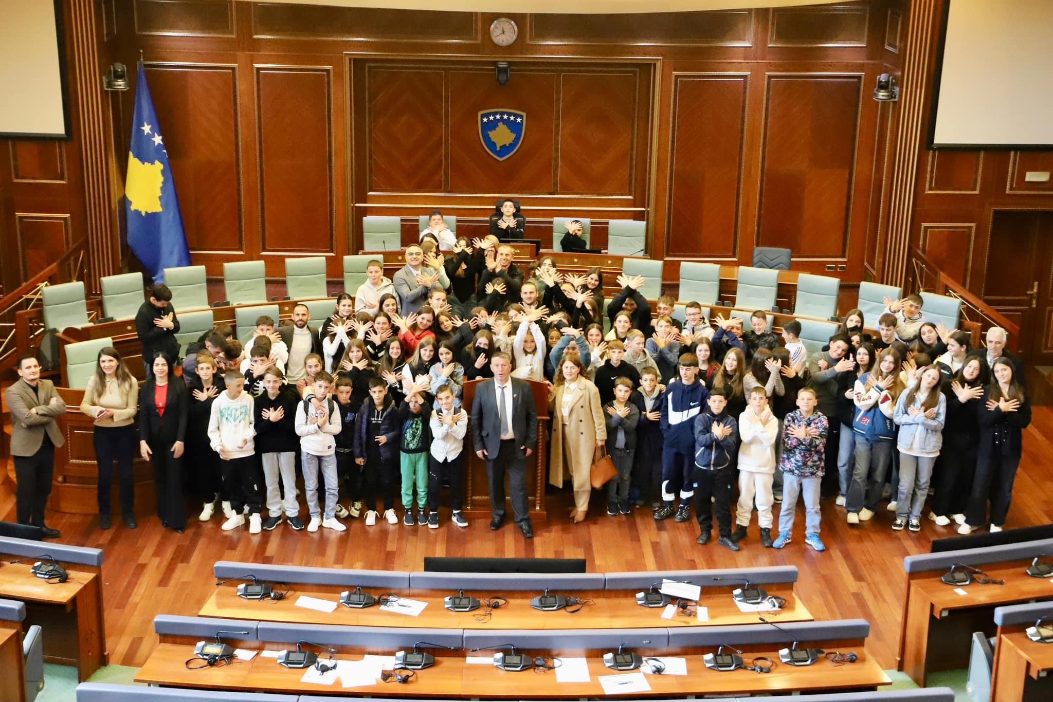 Nxënësit e shkollës “Nuhi Gashi” nga Bradashi vizitojnë Kuvendin e Kosovës – Mikpritës deputeti Besnik Tahiri