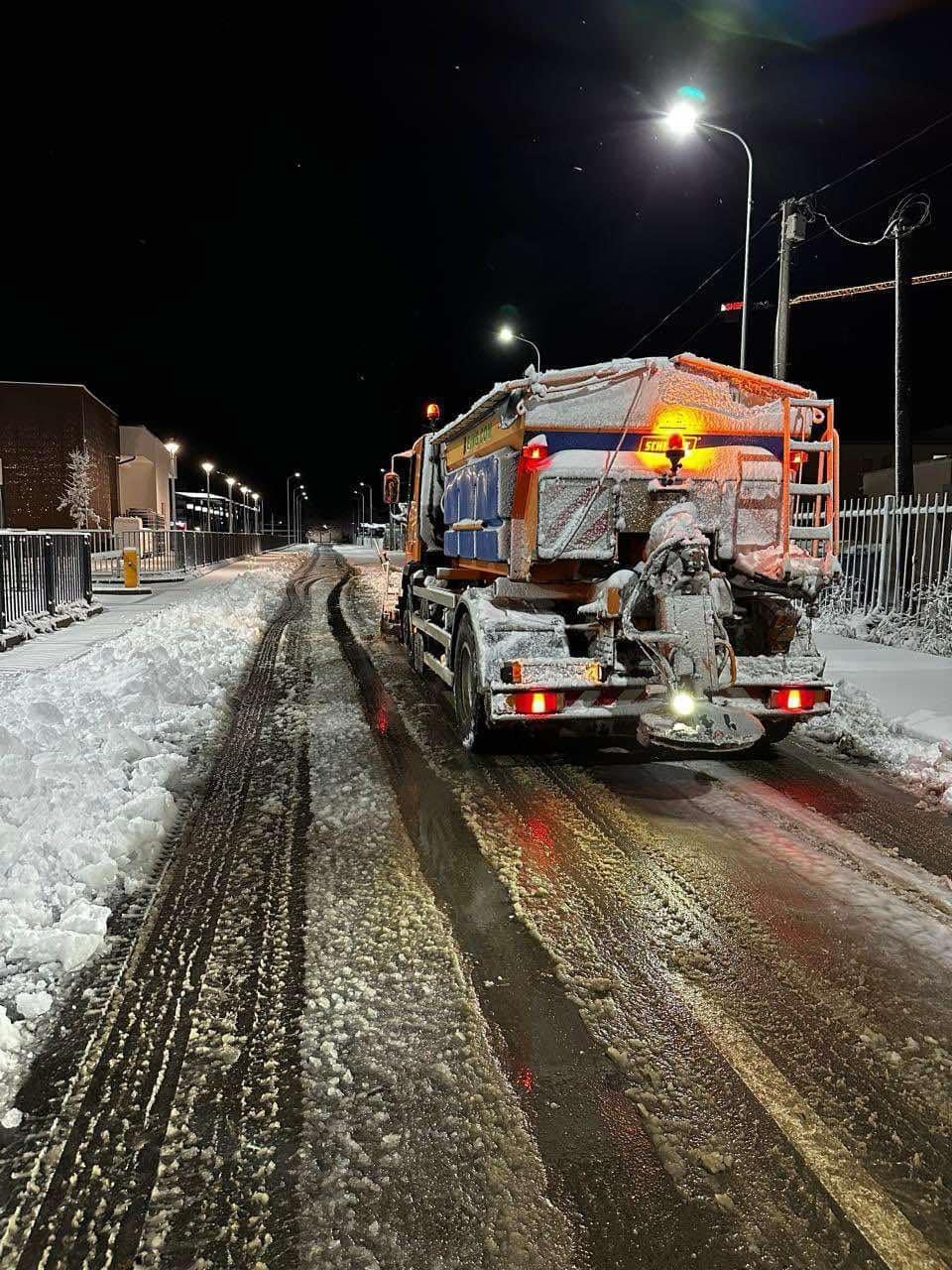 Podujevë: Pastrohen rrugët e trotuaret nga bora