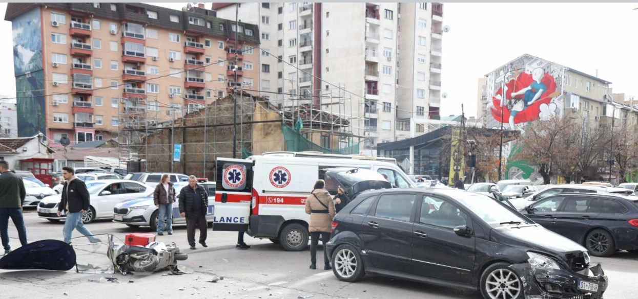 Një veturë godet motoçiklistin që shpërndante ushqim, në qendër