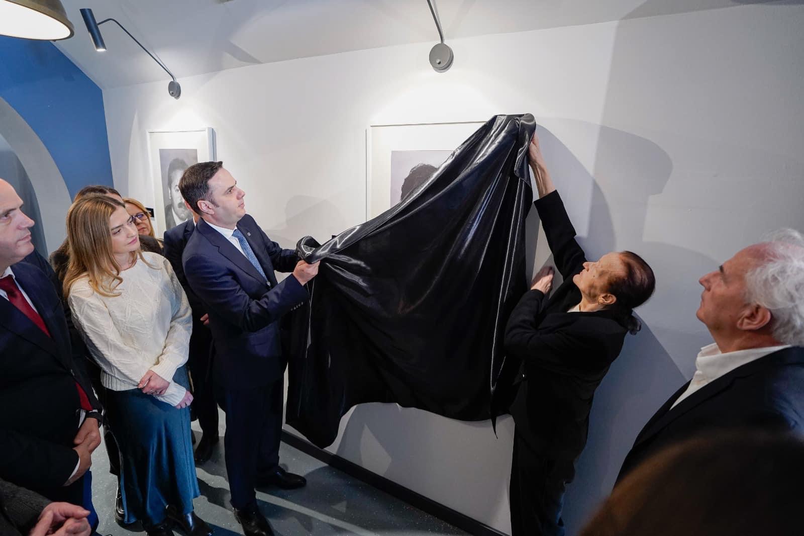 Vendoset pllakë përkujtimore e Xhemail Mustafës në selinë e LDK-së