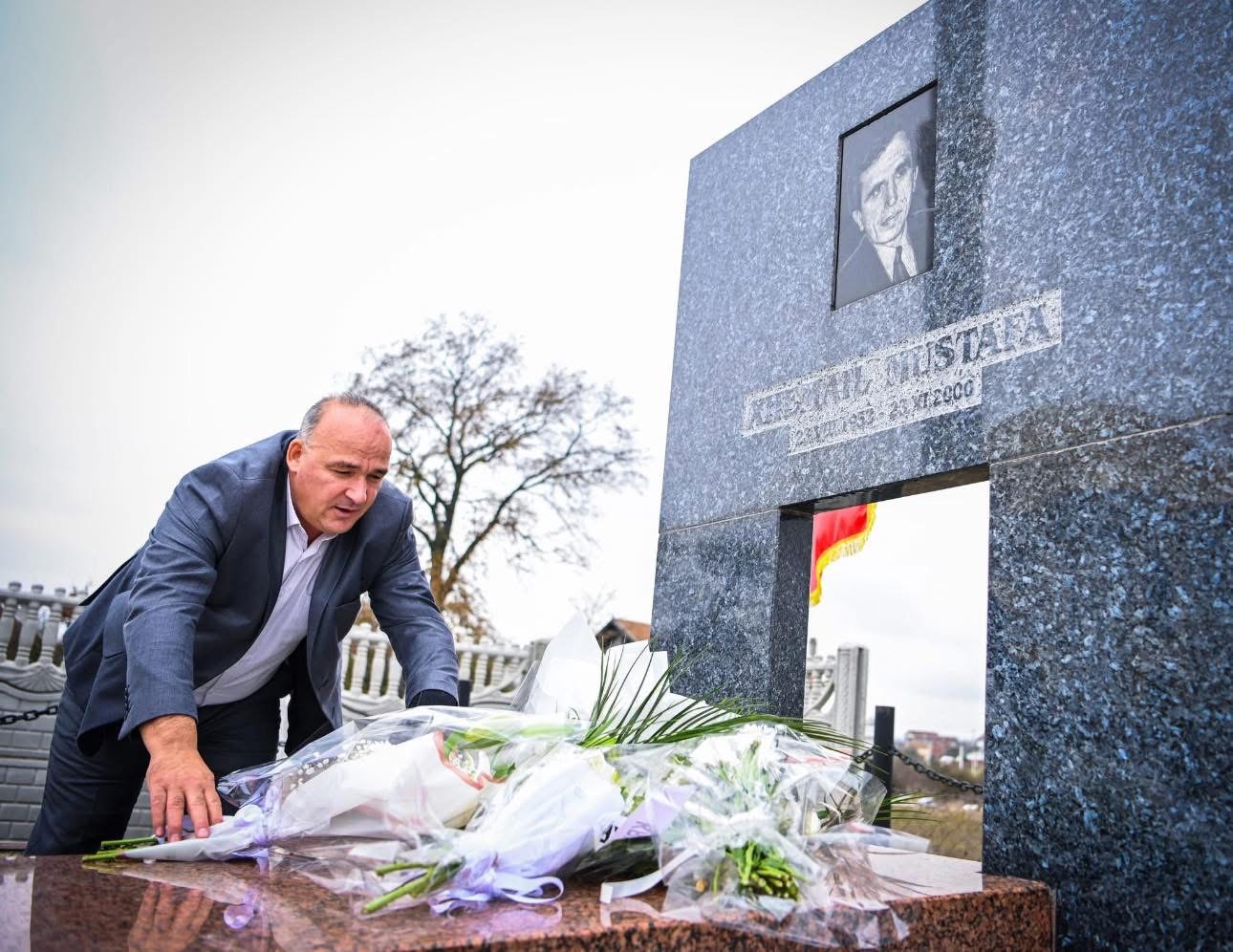 Kryetari Shpejtim Bulliqi përkujton Xhemajl Mustafën në 24-vjetorin e vrasjes së tij