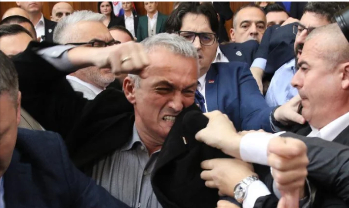 Rrihen deputetët serbë, kërkohet shkarkimi i Vuçeviç-it