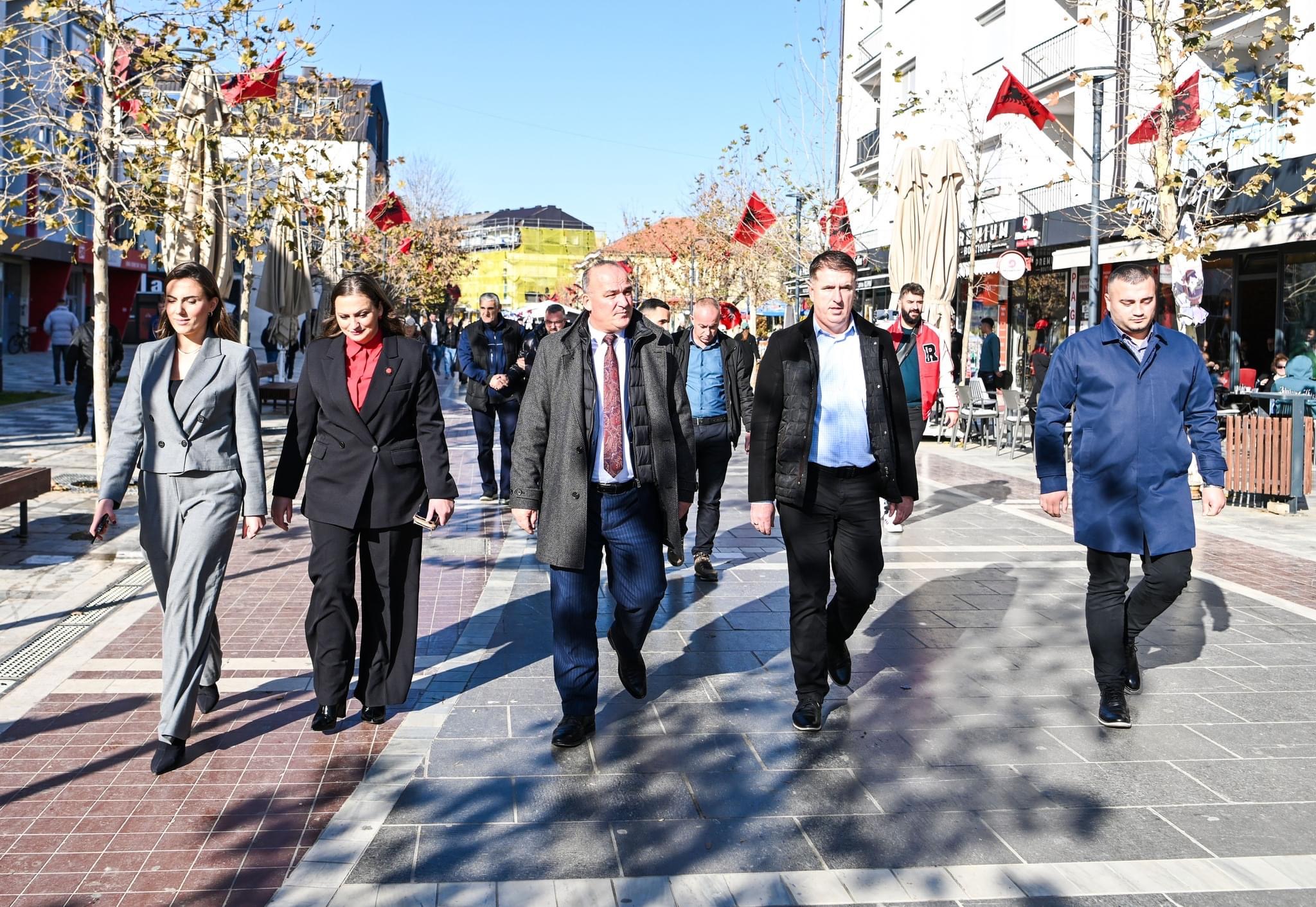 Podujeva feston 112-vjetorin e Pavarësisë së Shqipërisë me homazhe për dëshmorët