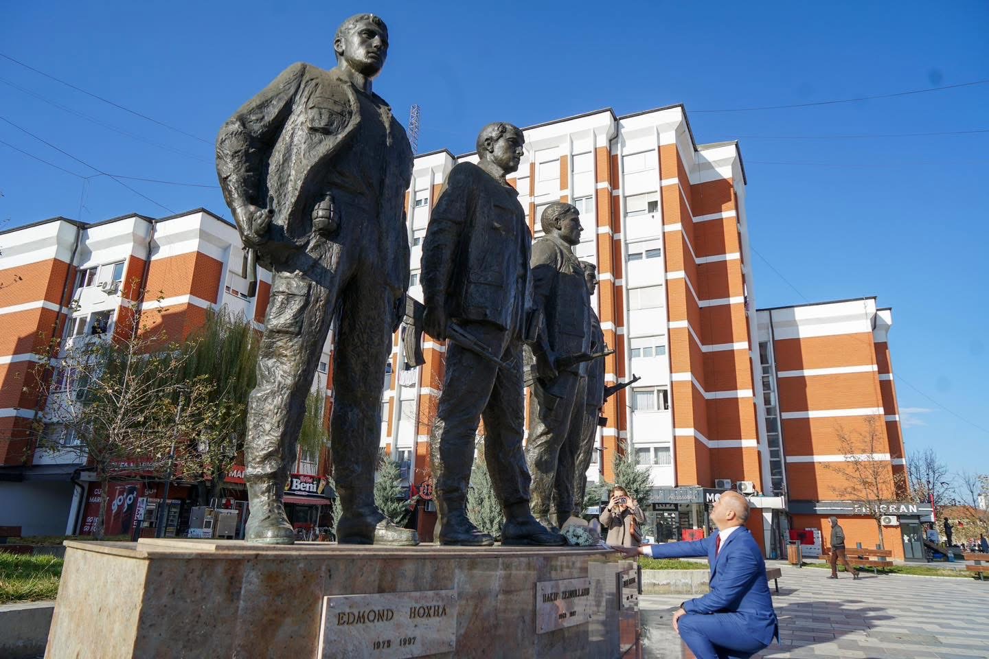 Ekrem Hyseni nderon figurat kombëtare me rastin e 28 Nëntorit