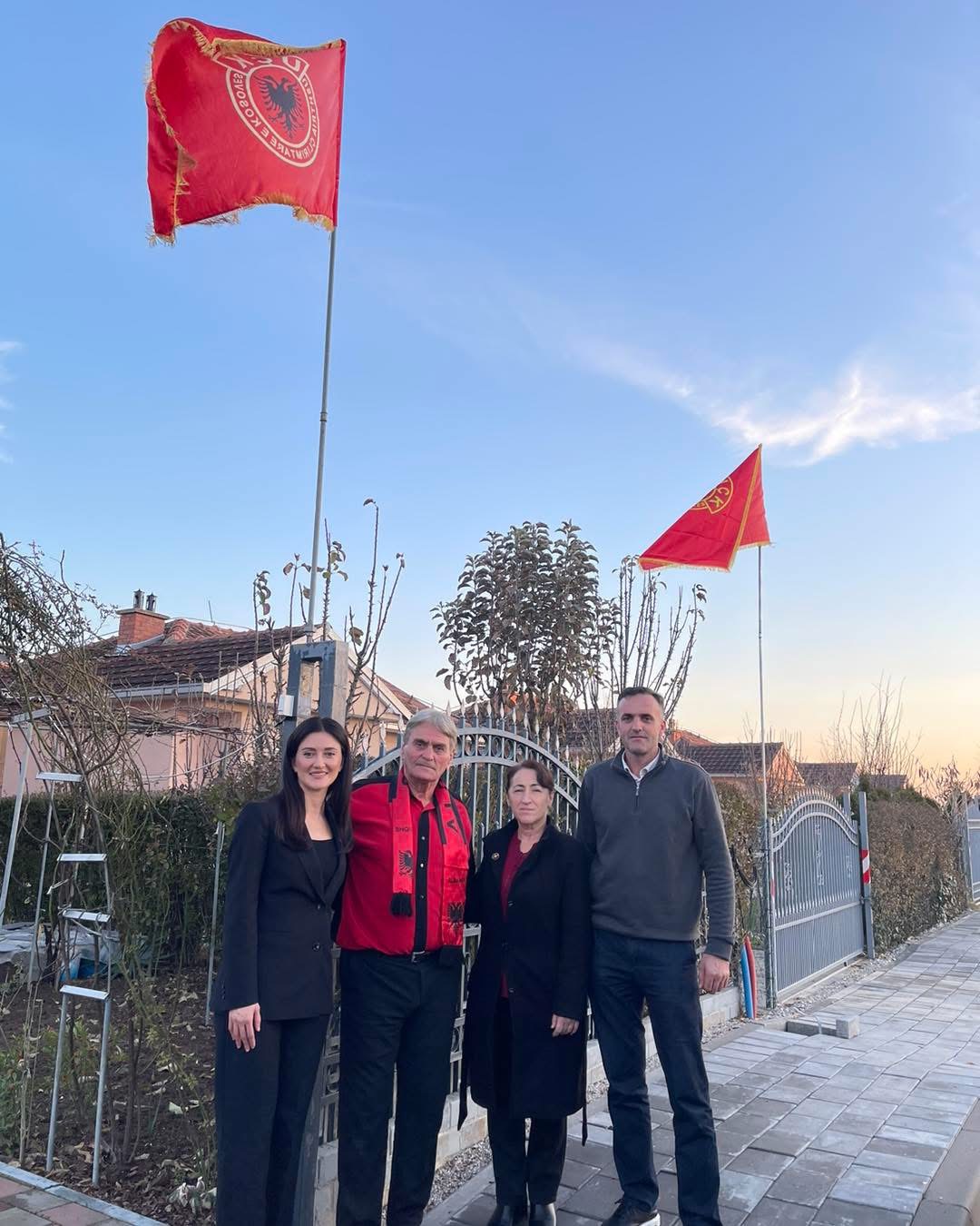 Floreta Zejnullahu viziton familjen e dëshmorit Elfir Behrami në Ditën e Flamurit