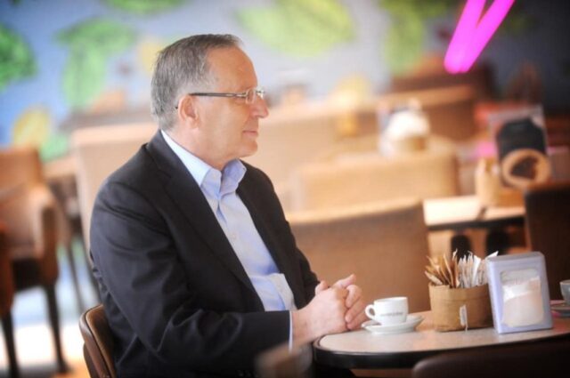 Kandidati i PDK-së e pi kafen e mëngjesit me një mjeke: 50% i rrisim pagat për personelin mjekësor