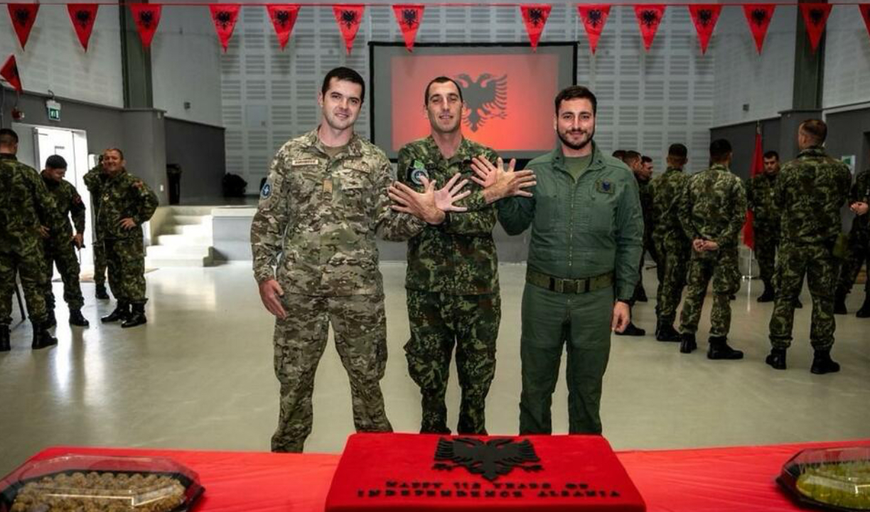 Ushtari malazez fotografohet duke bërë shqiponjën, shkakton reagime në Mal të Zi