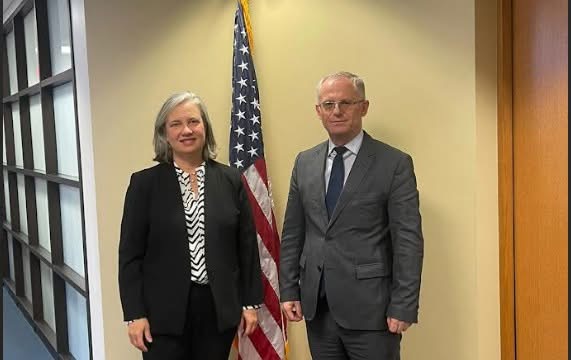 Bislimi flet për sulmin në Ibër-Lepenc me zyrtaren e DASH-it, falënderon SHBA-në për mbështetjen në zbardhjen e tij