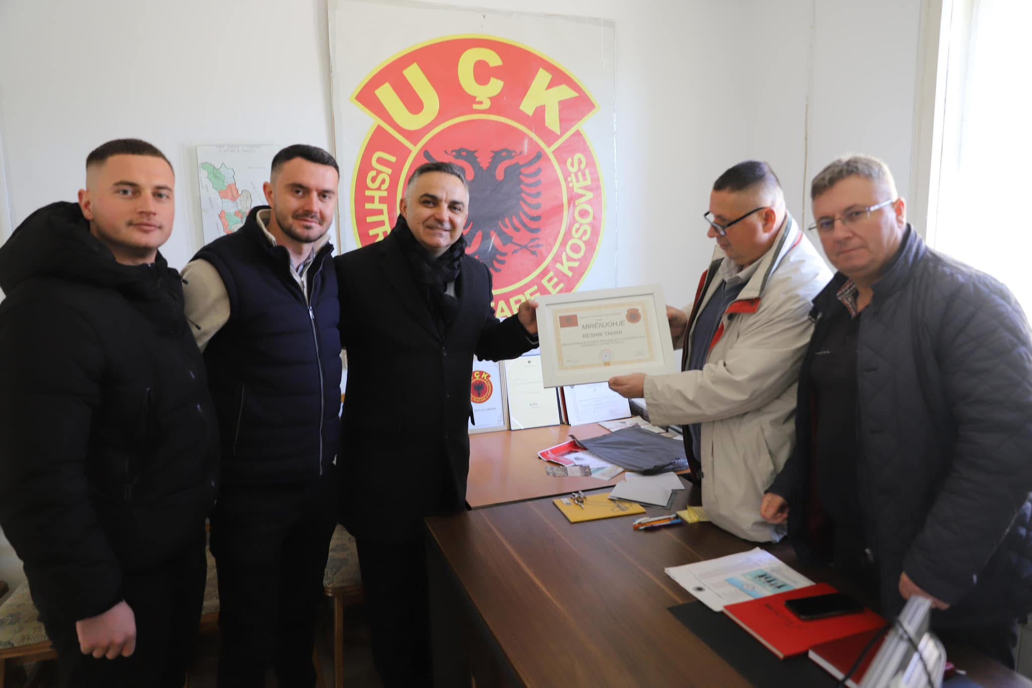 Besnik Tahiri me bashkëpunëtorë vazhdon traditën e urimit për Vitin e Ri te Shoqata e Familjarëve të Dëshmorëve