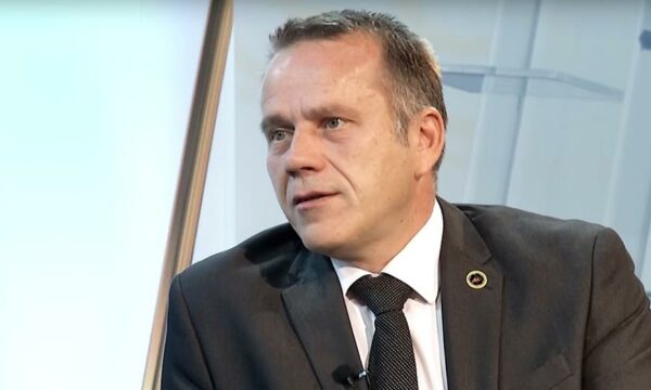“Mos flliq në emër të babës Donikë”, Avni Arifi i reagon Gërvallës