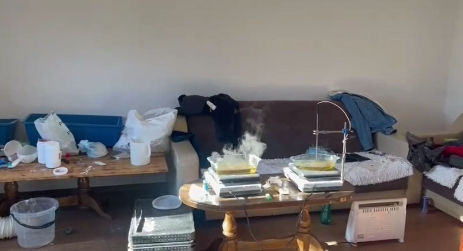 Antidroga në Ferizaj gjen drogë duke u përpunuar në një laborator,dy shtetasve të huaj dhe një kosovari iu vihen prangat