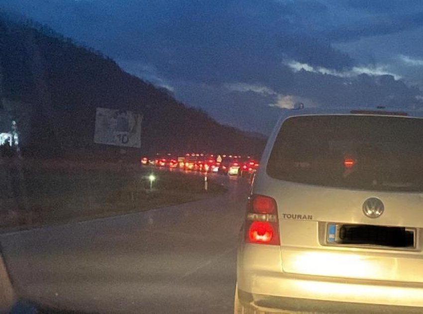 Kolona të gjata në drejtim të Podujevës për Prishtinë