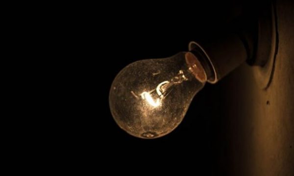 Ministria e Ekonomisë i bën thirrje qytetarëve të kursejnë energjinë elektrike: Sistemi ynë është ngarkuar tej mase