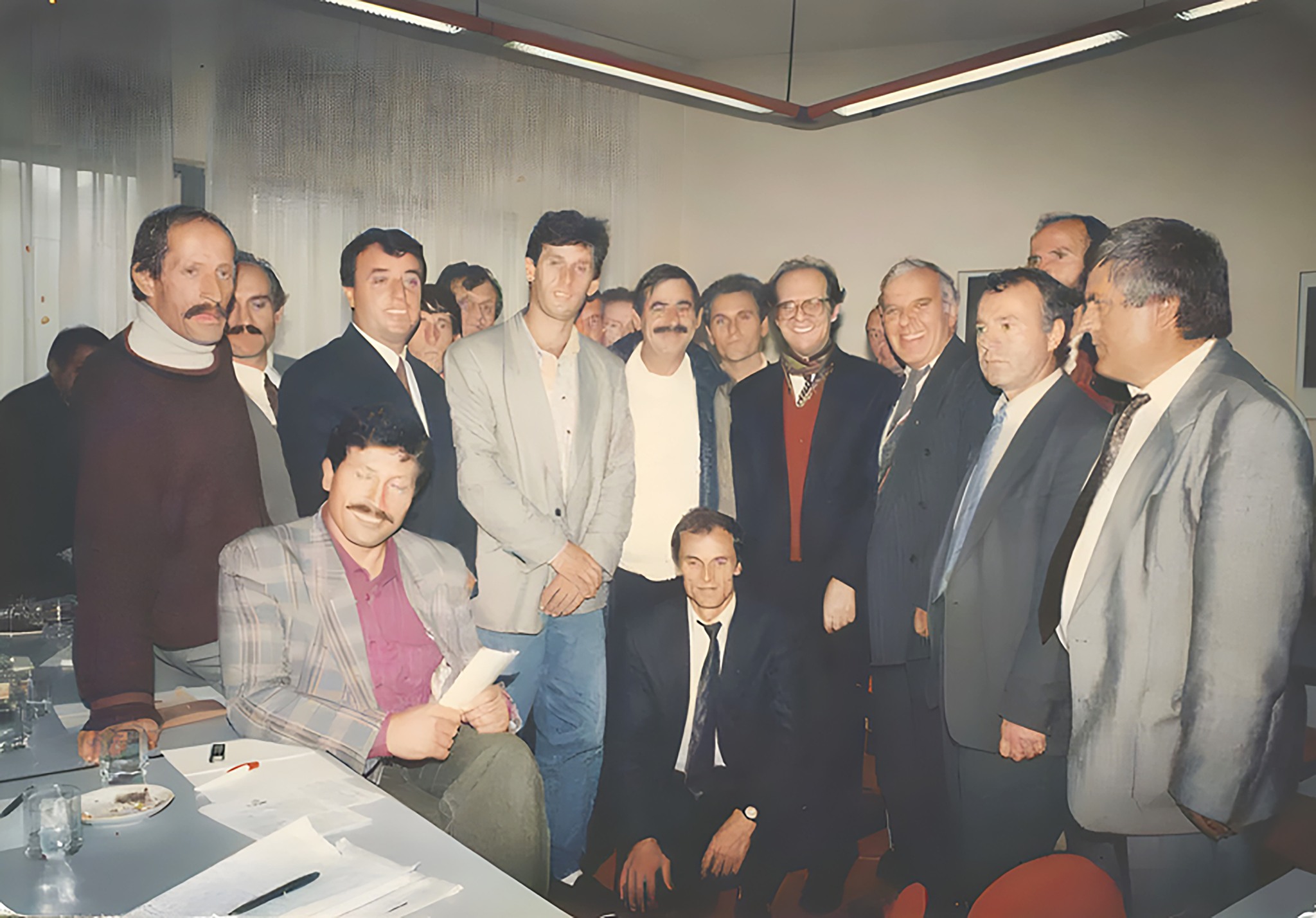Olluri publikon një foto të rrallë të Rugovës, bashkë me babain e tij