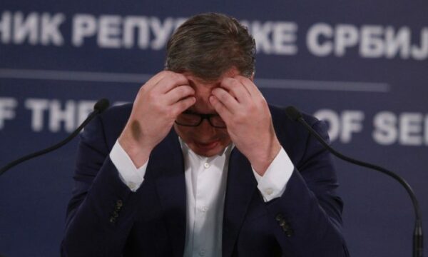 Politikani serb paralajmëron ikjen e Vuçiqit nga Serbia: Do të veprojë si Assadi