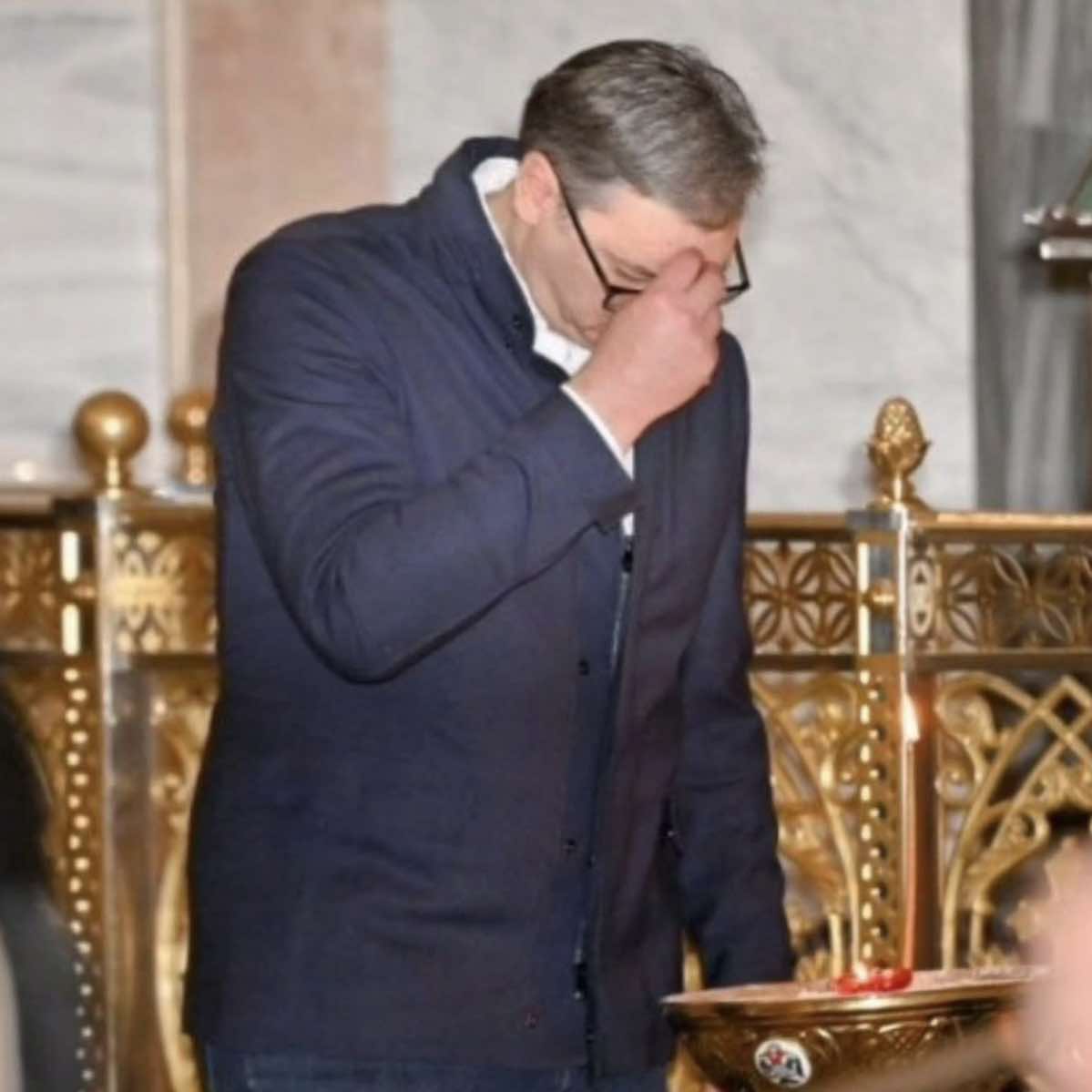 Vuçiq duke u lutur në kishë: Kurti po provon ta heqë Listën Serbe