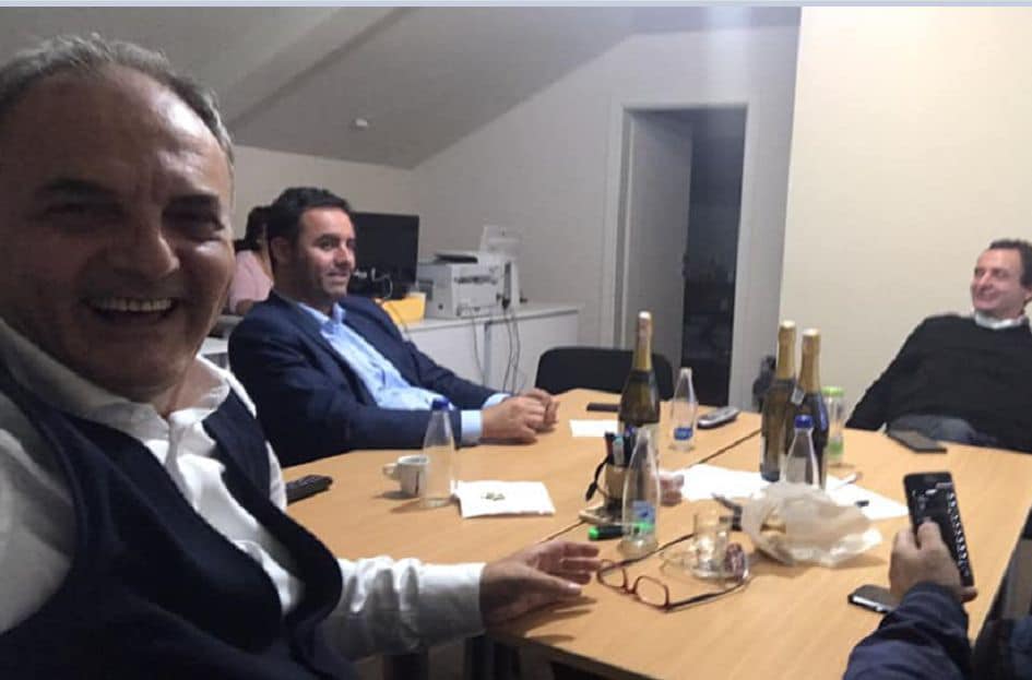 Zëdhënësi i AAK-së shpërndan foton e Martinit dhe Albinit me shampanjë: Këto janë fytyrat e kaosit energjetik