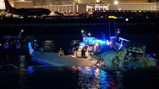 Detaje: Krejt çka dihet deri tani rreth përplasjes së aeroplanit me pasagjerë me një helikopter ushtarak në Uashington