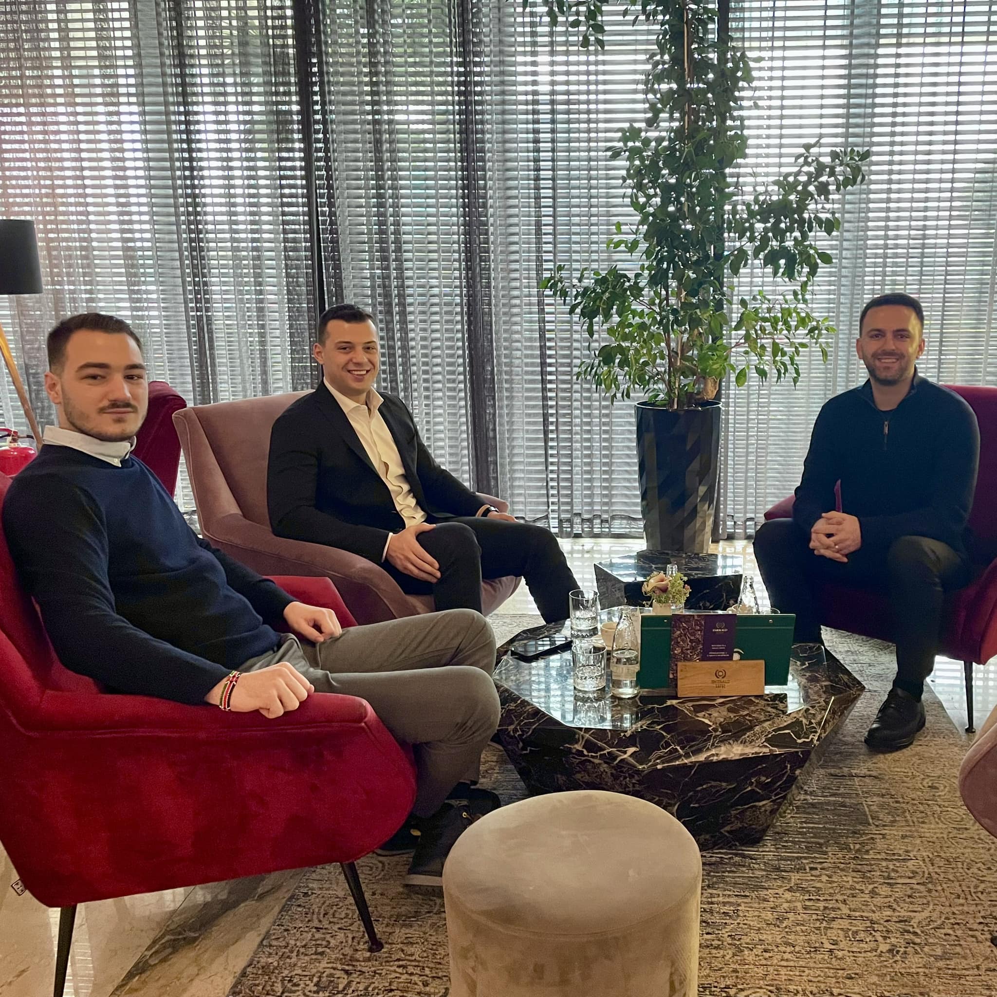 Altin Krasniqi pi kafenë e mëngjesit me Endrit Thaçin dhe Klestor Veselin: “E kaluara e lavdishme, frymëzim për një Kosovë më të mirë”