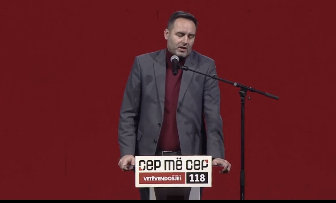 Konjufca i reciton Kurtit gjatë tubimit në Gjilan, përmend “pulsin”