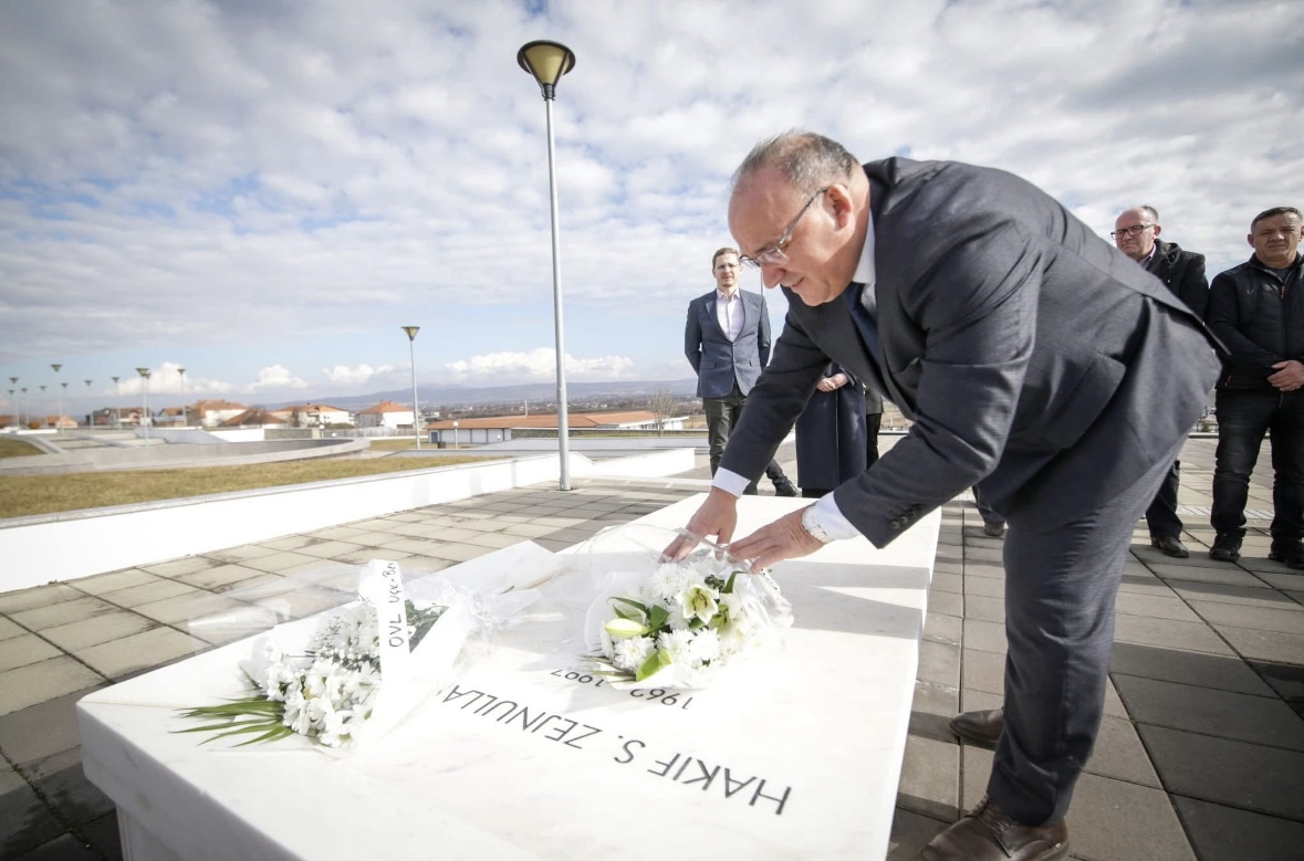 Kryetari Shpejtim Bulliqi bëri homazhe në 28-vjetorin e rënies së heronjve Pajaziti, Zejnullahu dhe Hoxha