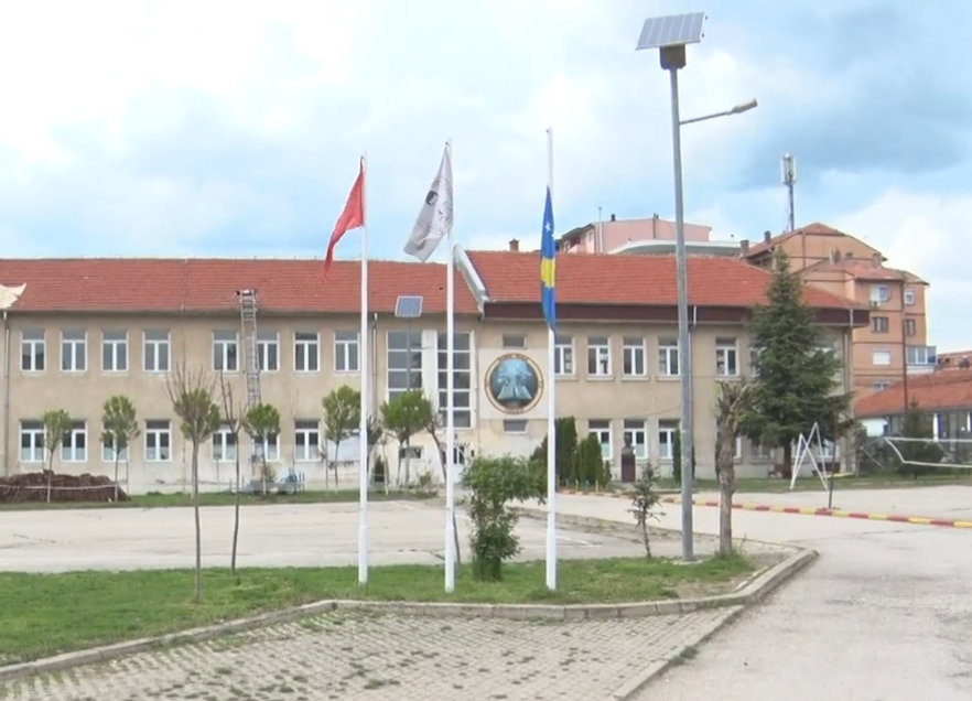 Shkolla më e madhe në Llap që ka mësimdhënëse me bollak, 51 femra dhe veç 6 meshkuj