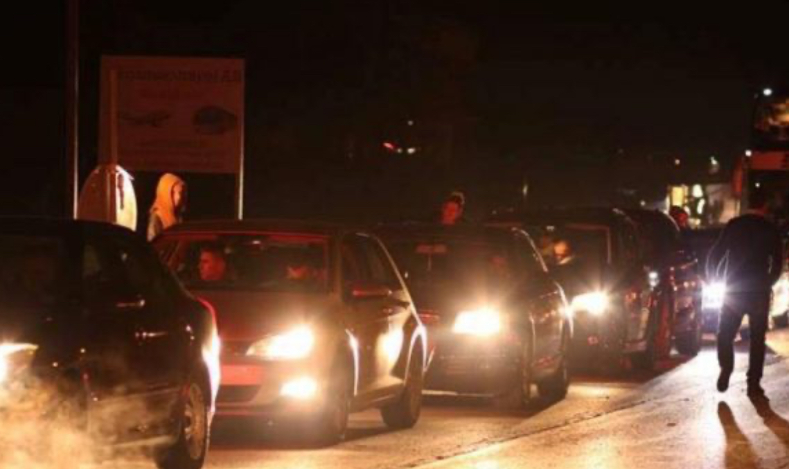 Prej mëngjesit fluks i njëjtë i mërgimtarëve në Merdar, kolona rreth 3 kilometra