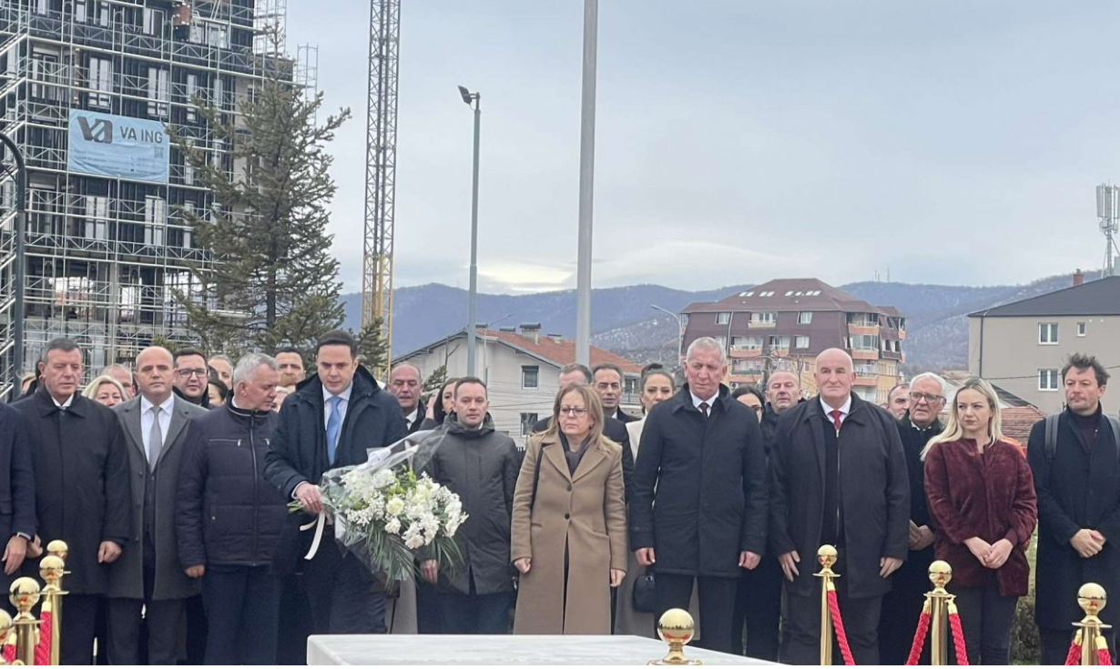 Abdixhiku bën homazhe te varri i Rugovës, në mbrëmje vjen në Podujevë