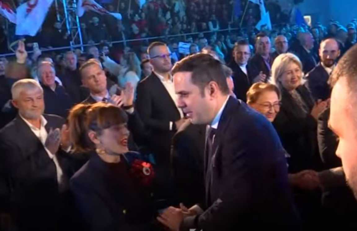 Abdixhiku del vetë te rruga Gjakovë-Dollc