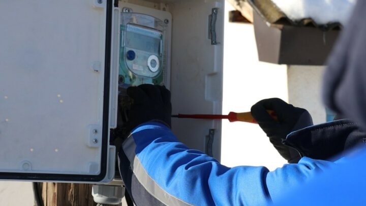 KEDS-i zë disa biznese duke e vjedhur energjinë elektrike gjatë një aksioni të madh me policinë