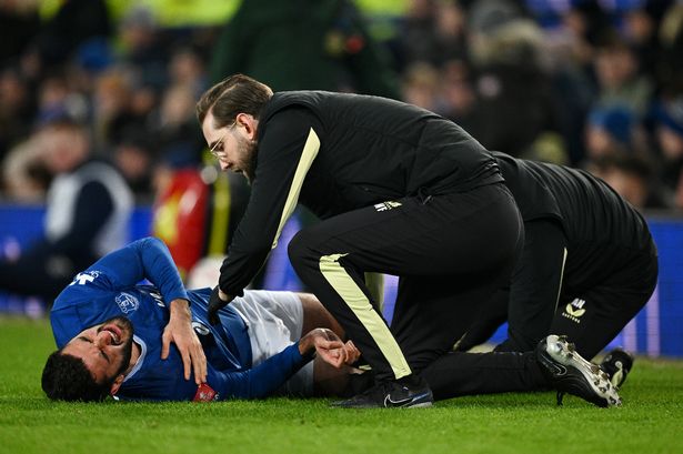 Çfarë i ndodhi Armando Brojës? Sulmuesit shqiptar i vendosin maskë oksigjeni, largohet nga fusha mes lotësh