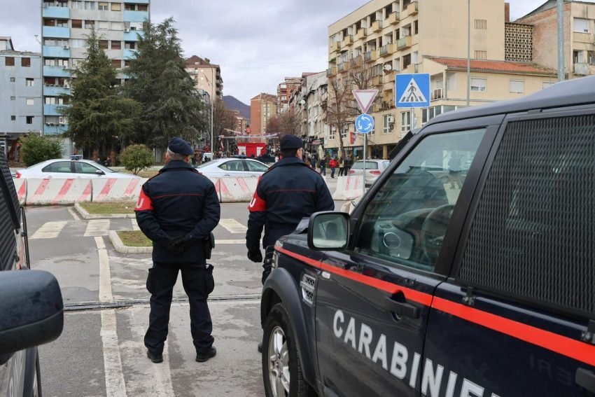 Një person hedh mjet piroteknik drejt karabinierëve në Mitrovicë