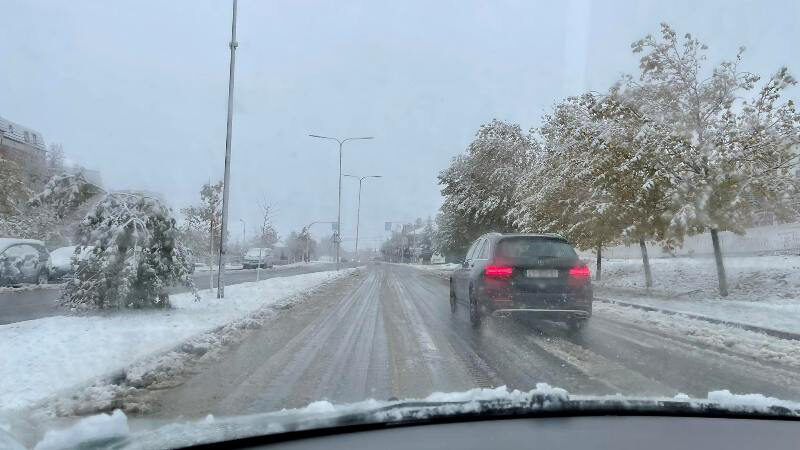 Reshjet e borës, vështirësohet qarkullimi i automjeteve në rrugë