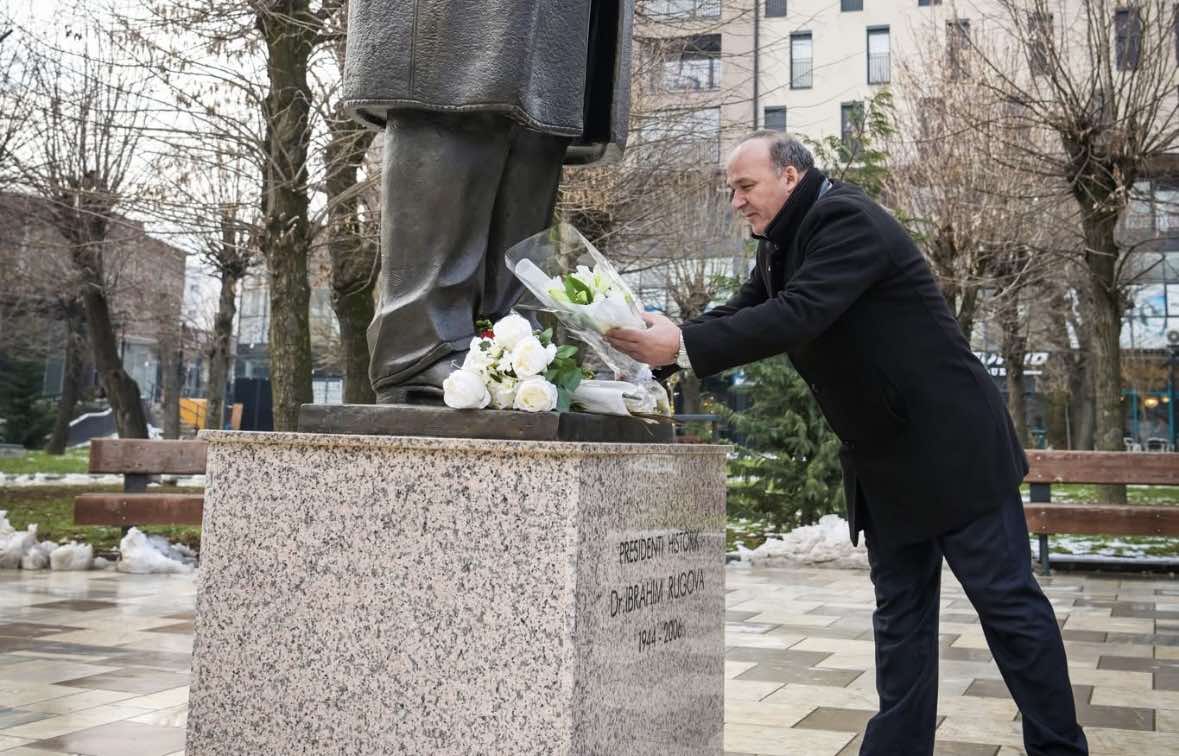 Bulliqi: Në 19-vjetorin e ndarjes nga jeta të Presidentit historik, Dr. Ibrahim Rugova, bëmë homazhe para shtatores së tij në Podujevë